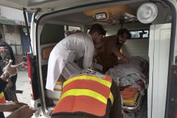 نقل مصابين إلى سيارة إسعاف في باكستان (أرشيفية أ.ب)